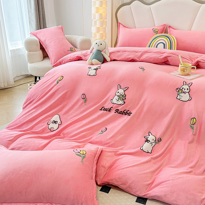 91家纺网 家纺一手货源 找家纺 提花大世界 2025新款宝宝绒绣花款牛奶绒婴儿绒保暖四件套 兔兔花园-粉玉