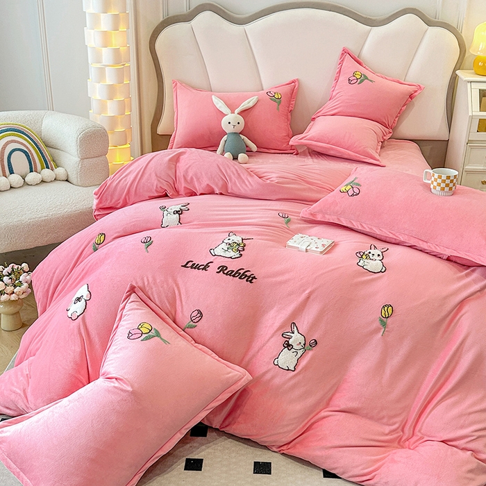 91家纺网 家纺一手货源 找家纺 提花大世界 2025新款宝宝绒绣花款牛奶绒婴儿绒保暖四件套 兔兔花园-粉玉