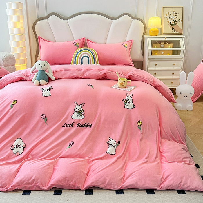 91家纺网 家纺一手货源 找家纺 提花大世界 2025新款宝宝绒绣花款牛奶绒婴儿绒保暖四件套 兔兔花园-粉玉