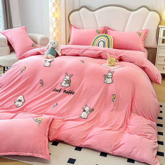 91家纺网 家纺一手货源 找家纺 提花大世界 2025新款宝宝绒绣花款牛奶绒婴儿绒保暖四件套 兔兔花园-粉玉