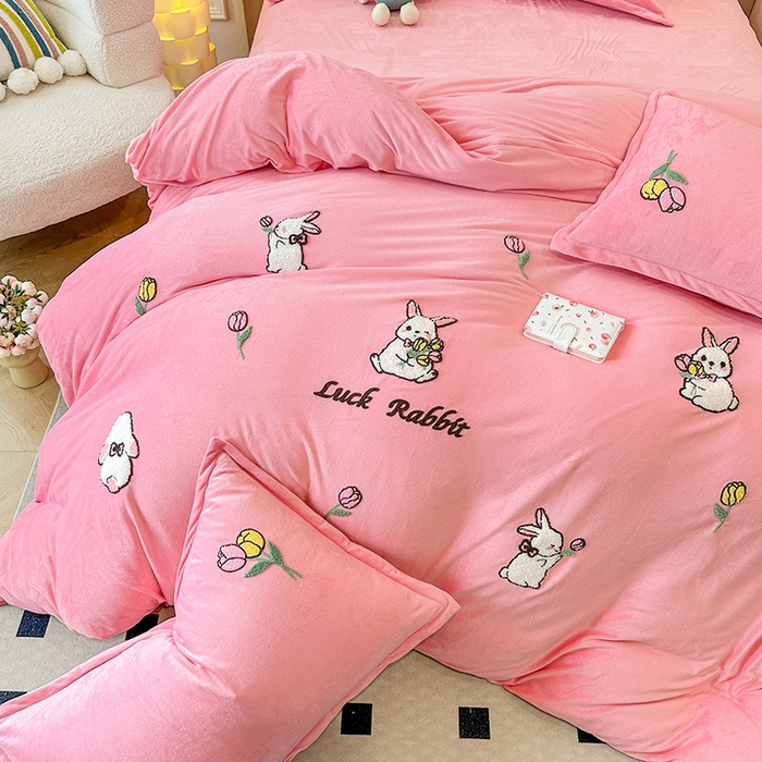 91家纺网 家纺一手货源 找家纺 提花大世界 2025新款宝宝绒绣花款牛奶绒婴儿绒保暖四件套 兔兔花园-粉玉