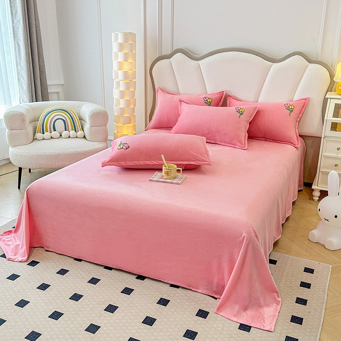 91家纺网 家纺一手货源 找家纺 提花大世界 2025新款宝宝绒绣花款牛奶绒婴儿绒保暖四件套 兔兔花园-粉玉