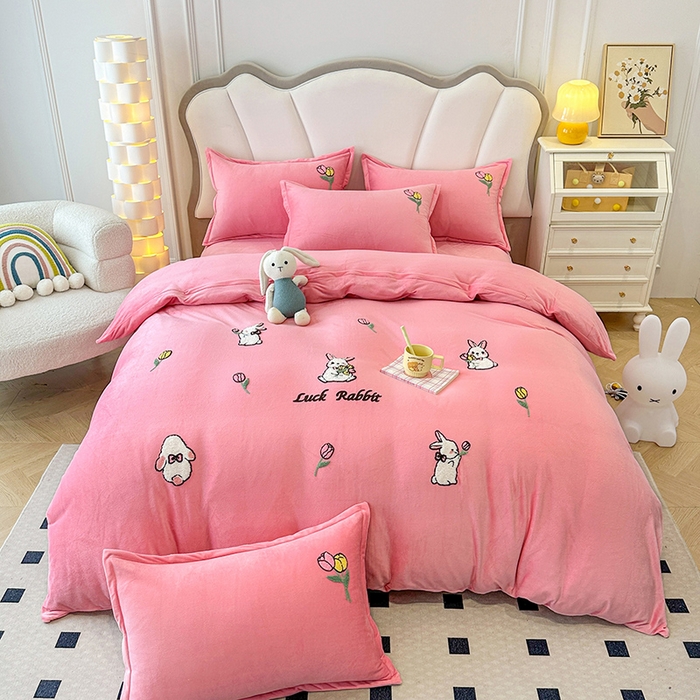 91家纺网 家纺一手货源 找家纺 提花大世界 2025新款宝宝绒绣花款牛奶绒婴儿绒保暖四件套 兔兔花园-粉玉