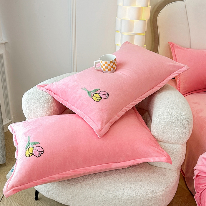 91家纺网 家纺一手货源 找家纺 提花大世界 2025新款宝宝绒绣花款牛奶绒婴儿绒保暖四件套 兔兔花园-粉玉