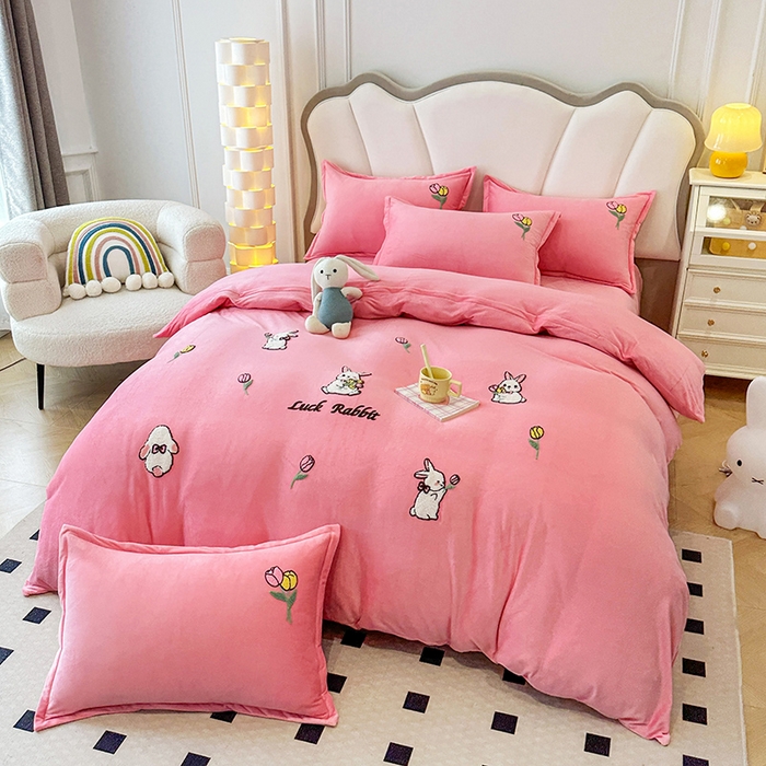 91家纺网 家纺一手货源 找家纺 提花大世界 2025新款宝宝绒绣花款牛奶绒婴儿绒保暖四件套 兔兔花园-粉玉