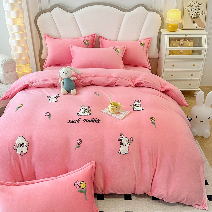 91家纺网 家纺一手货源 找家纺 提花大世界 2025新款宝宝绒绣花款牛奶绒婴儿绒保暖四件套 兔兔花园-粉玉