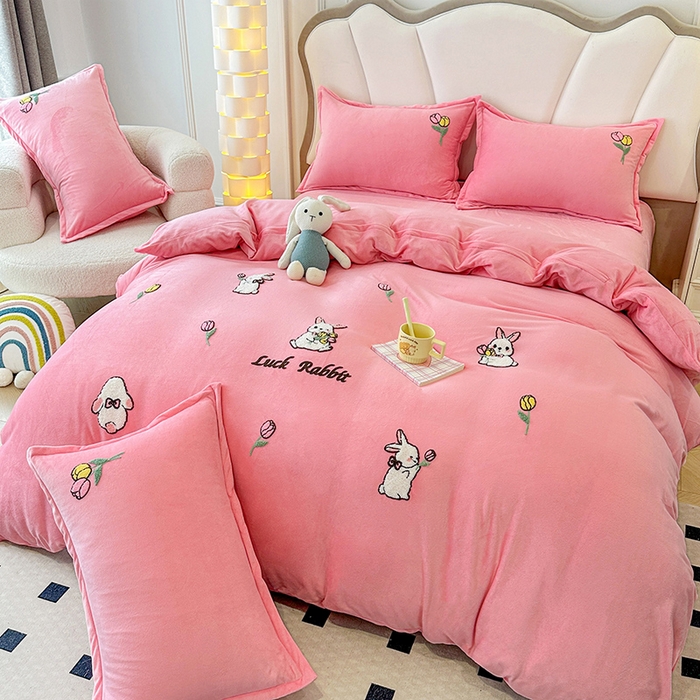 91家纺网 家纺一手货源 找家纺 提花大世界 2025新款宝宝绒绣花款牛奶绒婴儿绒保暖四件套 兔兔花园-粉玉