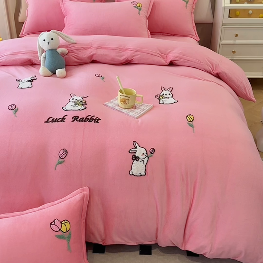 91家纺网 家纺一手货源 找家纺 提花大世界 2025新款宝宝绒绣花款牛奶绒婴儿绒保暖四件套 兔兔花园-粉玉