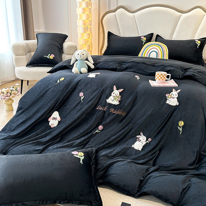 91家纺网 家纺一手货源 找家纺 提花大世界 2025新款宝宝绒绣花款牛奶绒婴儿绒保暖四件套 兔兔花园-赫本风