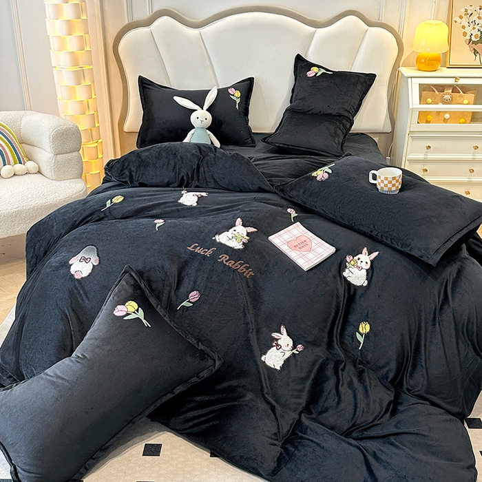 91家纺网 家纺一手货源 找家纺 提花大世界 2025新款宝宝绒绣花款牛奶绒婴儿绒保暖四件套 兔兔花园-赫本风