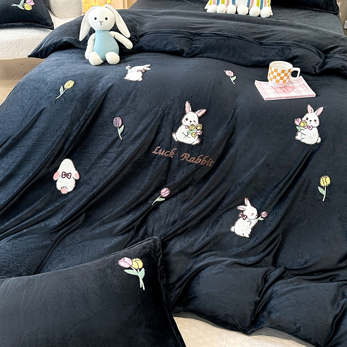 91家纺网 家纺一手货源 找家纺 提花大世界 2025新款宝宝绒绣花款牛奶绒婴儿绒保暖四件套 兔兔花园-赫本风