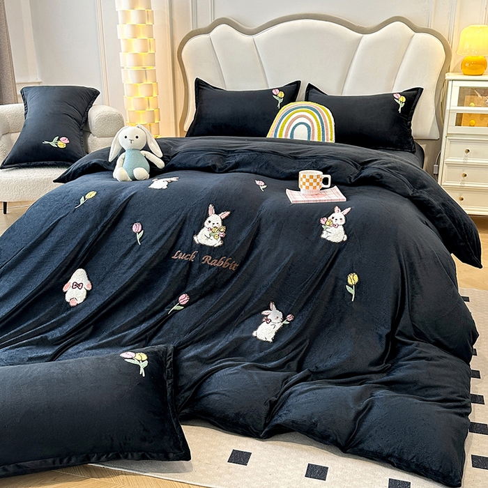 91家纺网 家纺一手货源 找家纺 提花大世界 2025新款宝宝绒绣花款牛奶绒婴儿绒保暖四件套 兔兔花园-赫本风