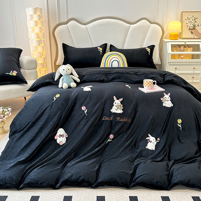 91家纺网 家纺一手货源 找家纺 提花大世界 2025新款宝宝绒绣花款牛奶绒婴儿绒保暖四件套 兔兔花园-赫本风