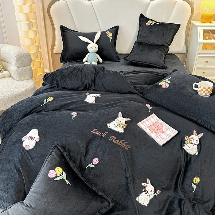 91家纺网 家纺一手货源 找家纺 提花大世界 2025新款宝宝绒绣花款牛奶绒婴儿绒保暖四件套 兔兔花园-赫本风