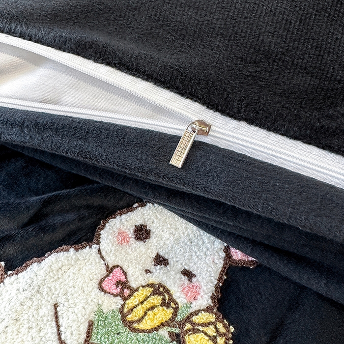 91家纺网 家纺一手货源 找家纺 提花大世界 2025新款宝宝绒绣花款牛奶绒婴儿绒保暖四件套 兔兔花园-赫本风