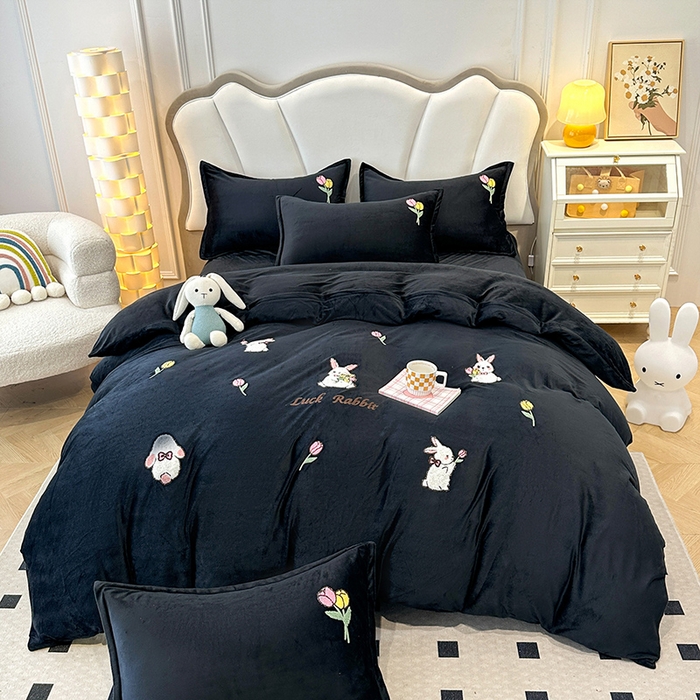 91家纺网 家纺一手货源 找家纺 提花大世界 2025新款宝宝绒绣花款牛奶绒婴儿绒保暖四件套 兔兔花园-赫本风