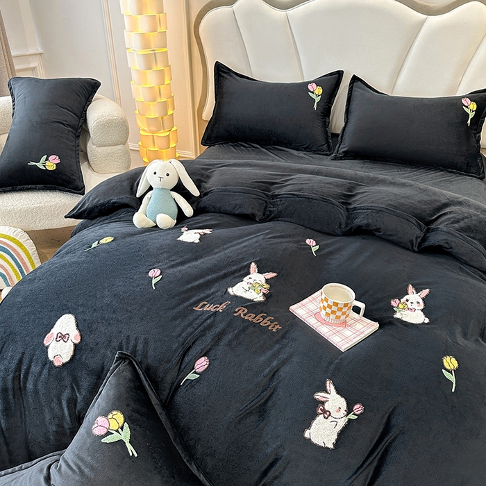 91家纺网 家纺一手货源 找家纺 提花大世界 2025新款宝宝绒绣花款牛奶绒婴儿绒保暖四件套 兔兔花园-赫本风