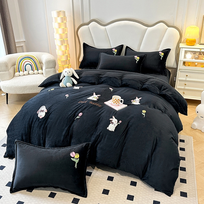 91家纺网 家纺一手货源 找家纺 提花大世界 2025新款宝宝绒绣花款牛奶绒婴儿绒保暖四件套 兔兔花园-赫本风