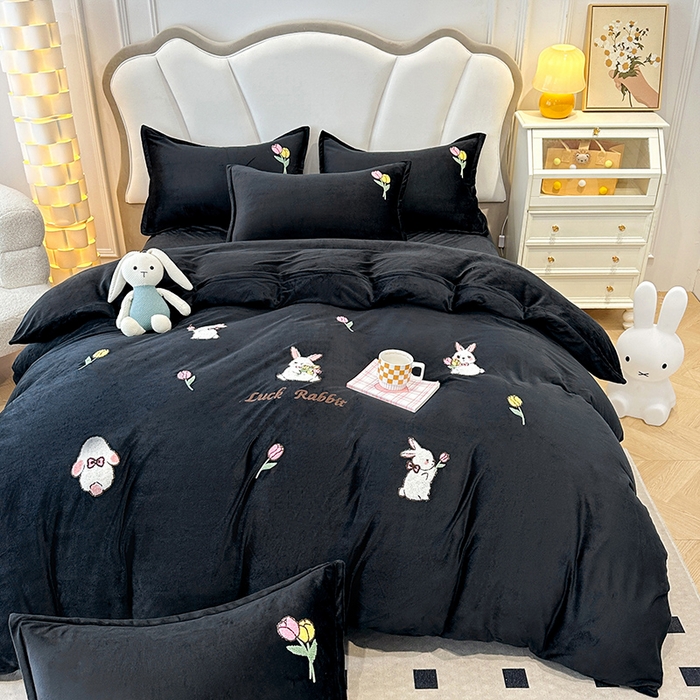 91家纺网 家纺一手货源 找家纺 提花大世界 2025新款宝宝绒绣花款牛奶绒婴儿绒保暖四件套 兔兔花园-赫本风