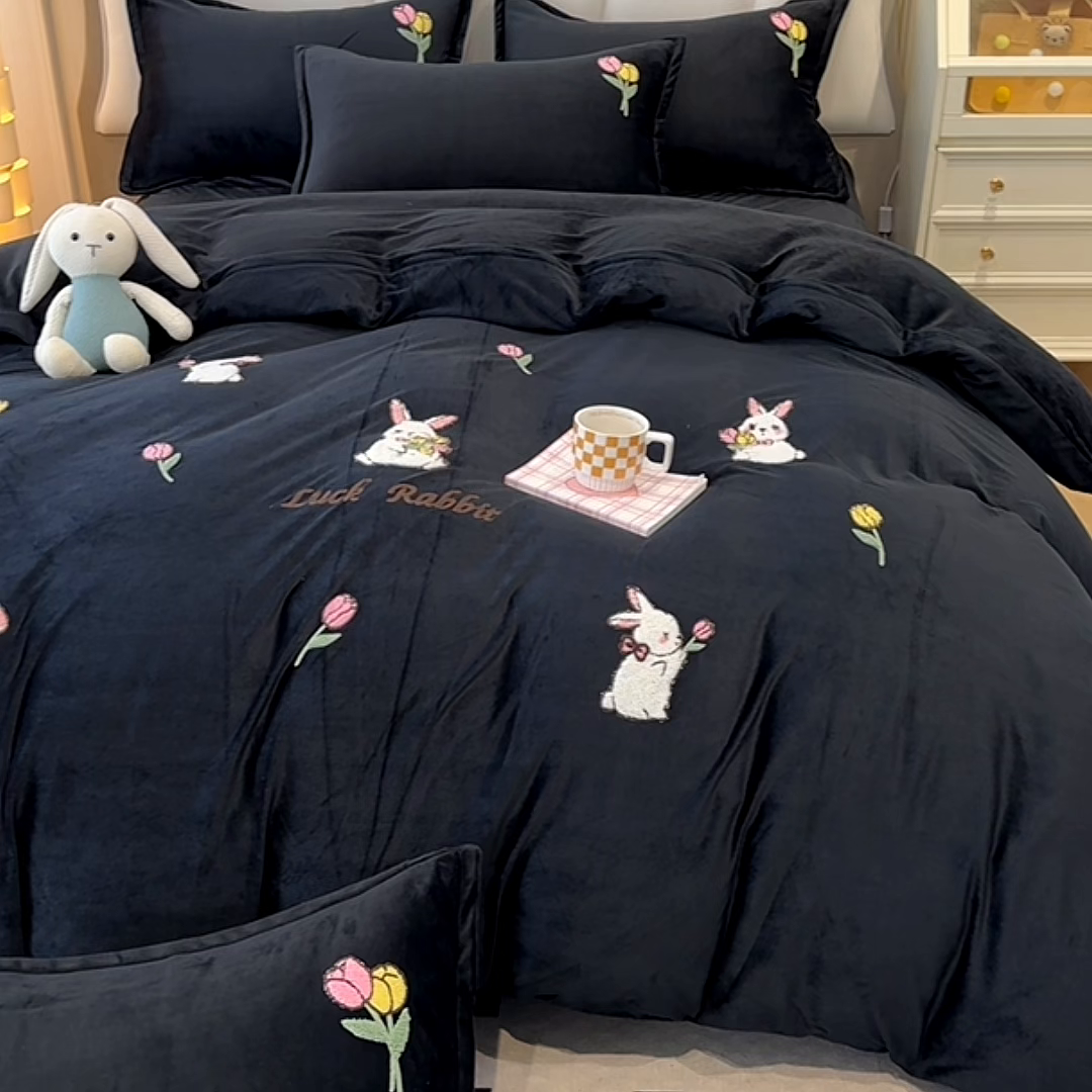 91家纺网 家纺一手货源 找家纺 提花大世界 2025新款宝宝绒绣花款牛奶绒婴儿绒保暖四件套 兔兔花园-赫本风