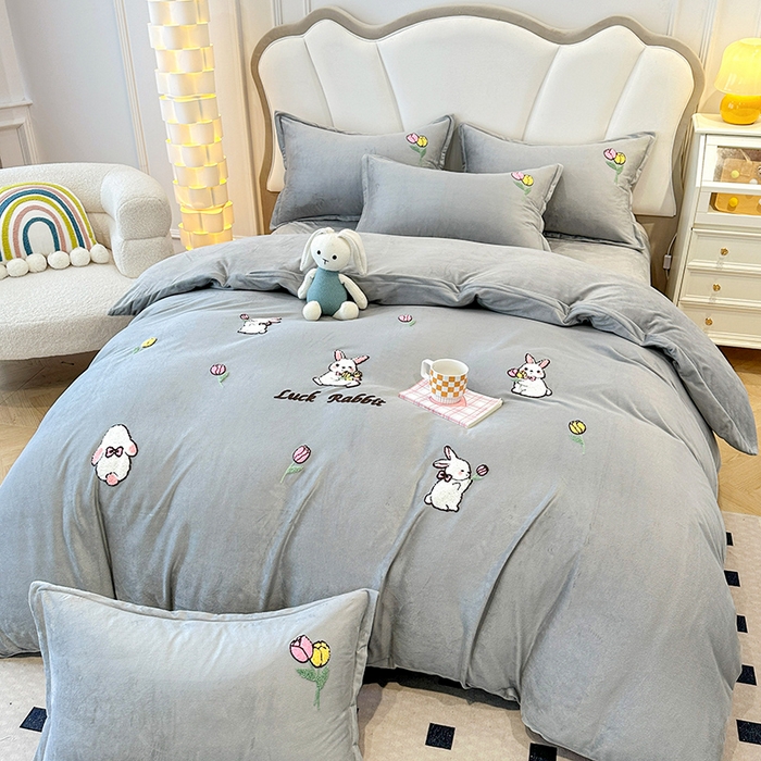 提花大世界 2025新款宝宝绒绣花款牛奶绒婴儿绒保暖四件套 兔兔花园-灰色