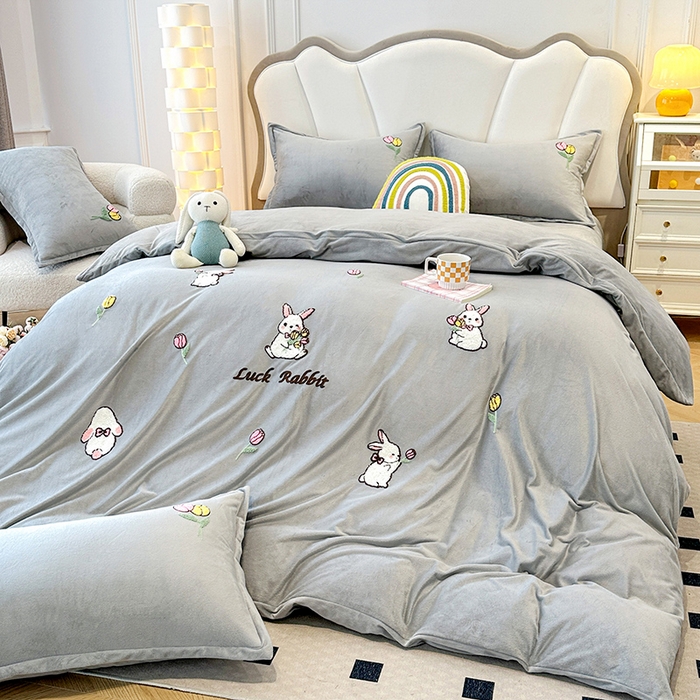 91家纺网 家纺一手货源 找家纺 提花大世界 2025新款宝宝绒绣花款牛奶绒婴儿绒保暖四件套 兔兔花园-灰色