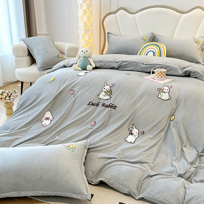 91家纺网 家纺一手货源 找家纺 提花大世界 2025新款宝宝绒绣花款牛奶绒婴儿绒保暖四件套 兔兔花园-灰色