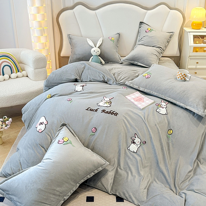 91家纺网 家纺一手货源 找家纺 提花大世界 2025新款宝宝绒绣花款牛奶绒婴儿绒保暖四件套 兔兔花园-灰色