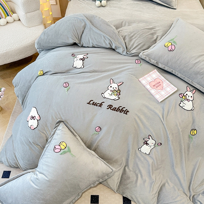 91家纺网 家纺一手货源 找家纺 提花大世界 2025新款宝宝绒绣花款牛奶绒婴儿绒保暖四件套 兔兔花园-灰色