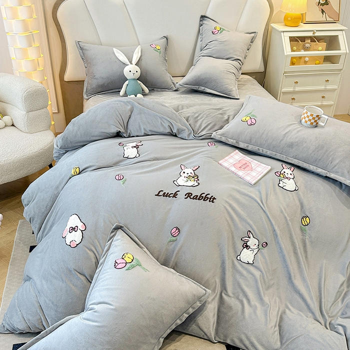 91家纺网 家纺一手货源 找家纺 提花大世界 2025新款宝宝绒绣花款牛奶绒婴儿绒保暖四件套 兔兔花园-灰色