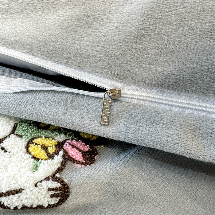 91家纺网 家纺一手货源 找家纺 提花大世界 2025新款宝宝绒绣花款牛奶绒婴儿绒保暖四件套 兔兔花园-灰色