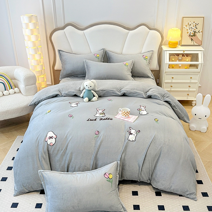 91家纺网 家纺一手货源 找家纺 提花大世界 2025新款宝宝绒绣花款牛奶绒婴儿绒保暖四件套 兔兔花园-灰色