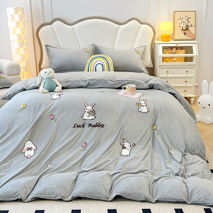 91家纺网 家纺一手货源 找家纺 提花大世界 2025新款宝宝绒绣花款牛奶绒婴儿绒保暖四件套 兔兔花园-灰色