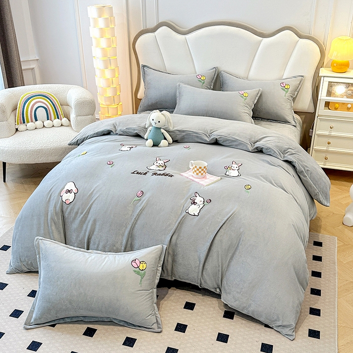 91家纺网 家纺一手货源 找家纺 提花大世界 2025新款宝宝绒绣花款牛奶绒婴儿绒保暖四件套 兔兔花园-灰色