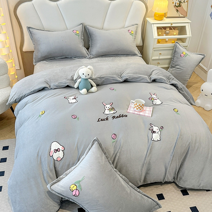 91家纺网 家纺一手货源 找家纺 提花大世界 2025新款宝宝绒绣花款牛奶绒婴儿绒保暖四件套 兔兔花园-灰色