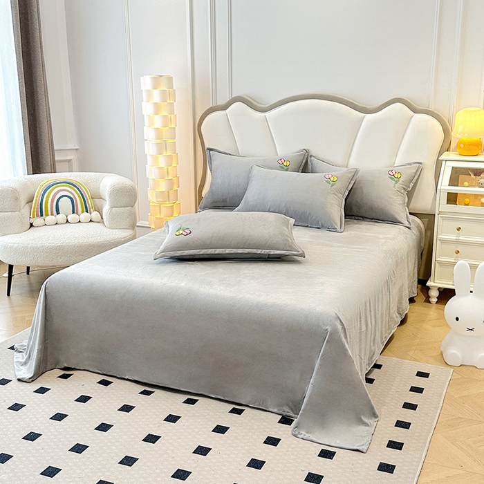 91家纺网 家纺一手货源 找家纺 提花大世界 2025新款宝宝绒绣花款牛奶绒婴儿绒保暖四件套 兔兔花园-灰色