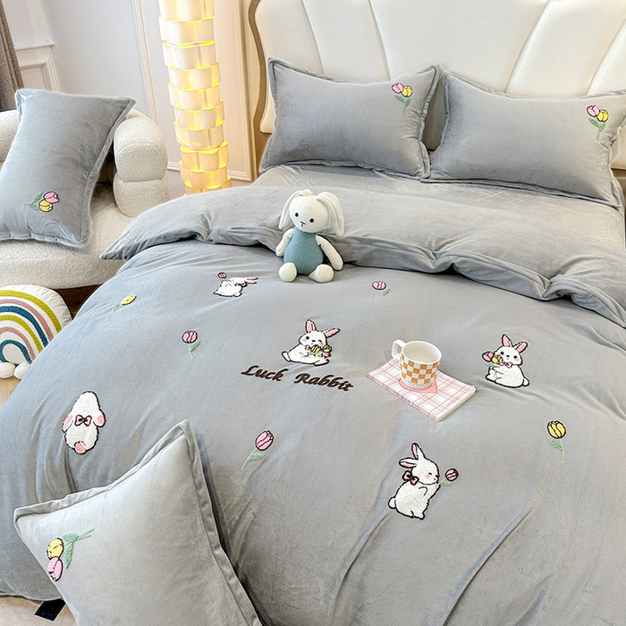 91家纺网 家纺一手货源 找家纺 提花大世界 2025新款宝宝绒绣花款牛奶绒婴儿绒保暖四件套 兔兔花园-灰色