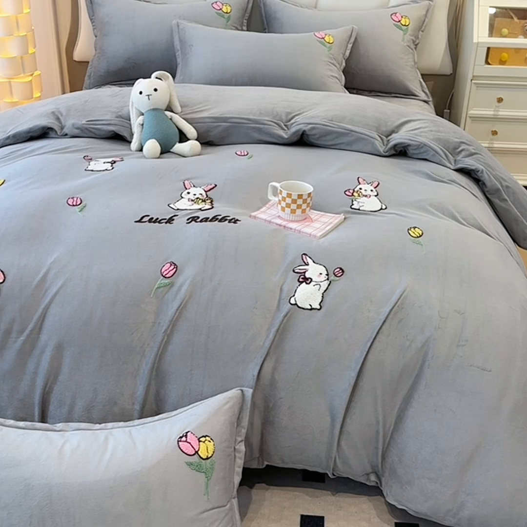 91家纺网 家纺一手货源 找家纺 提花大世界 2025新款宝宝绒绣花款牛奶绒婴儿绒保暖四件套 兔兔花园-灰色