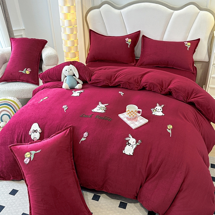 91家纺网 家纺一手货源 找家纺 提花大世界 2025新款宝宝绒绣花款牛奶绒婴儿绒保暖四件套 兔兔花园-酒红