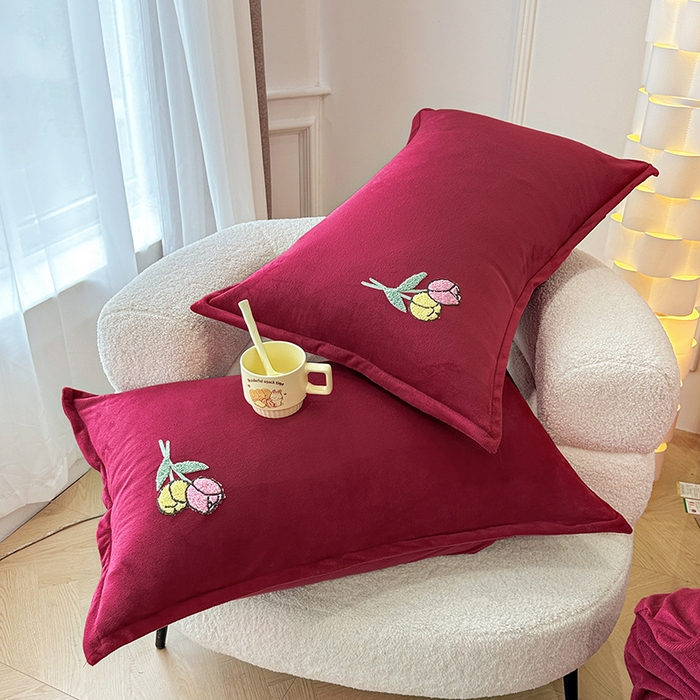 91家纺网 家纺一手货源 找家纺 提花大世界 2025新款宝宝绒绣花款牛奶绒婴儿绒保暖四件套 兔兔花园-酒红