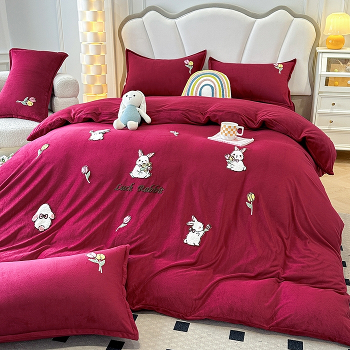 91家纺网 家纺一手货源 找家纺 提花大世界 2025新款宝宝绒绣花款牛奶绒婴儿绒保暖四件套 兔兔花园-酒红