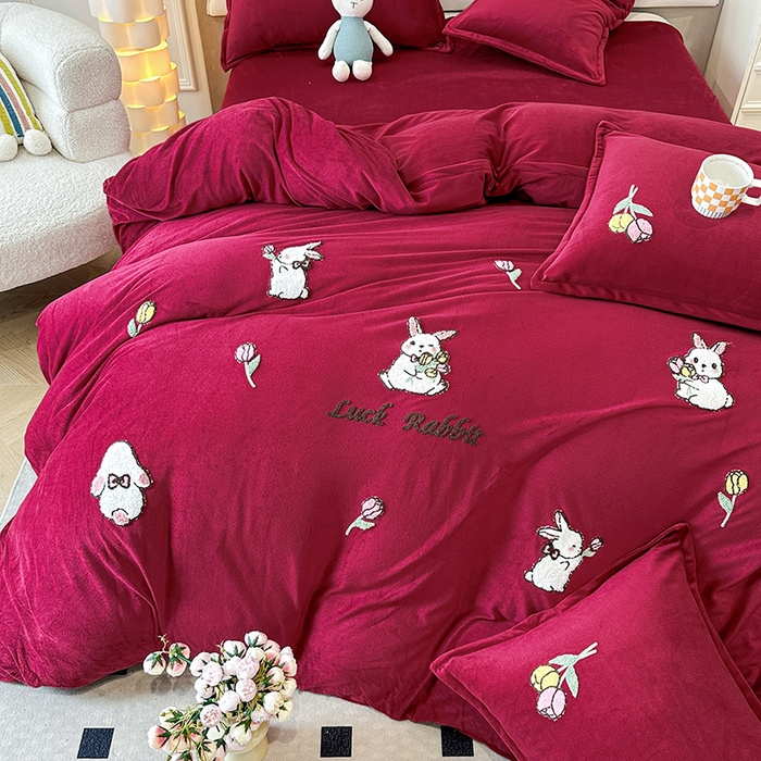 91家纺网 家纺一手货源 找家纺 提花大世界 2025新款宝宝绒绣花款牛奶绒婴儿绒保暖四件套 兔兔花园-酒红