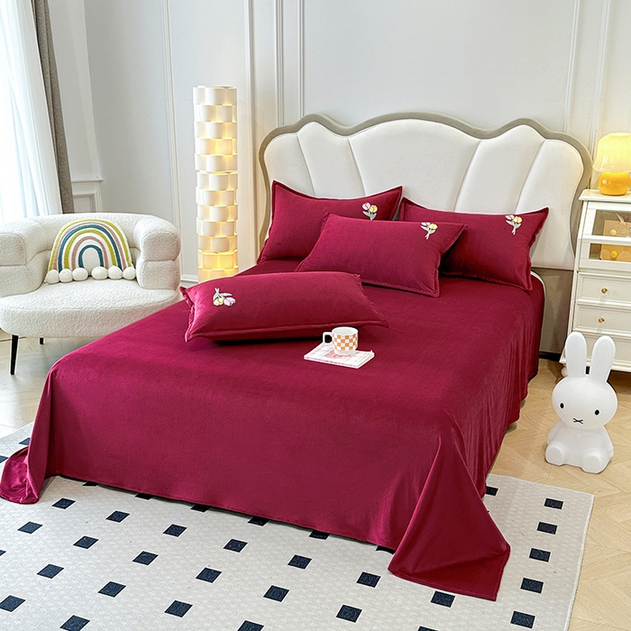 91家纺网 家纺一手货源 找家纺 提花大世界 2025新款宝宝绒绣花款牛奶绒婴儿绒保暖四件套 兔兔花园-酒红