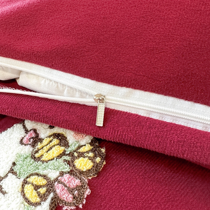 91家纺网 家纺一手货源 找家纺 提花大世界 2025新款宝宝绒绣花款牛奶绒婴儿绒保暖四件套 兔兔花园-酒红