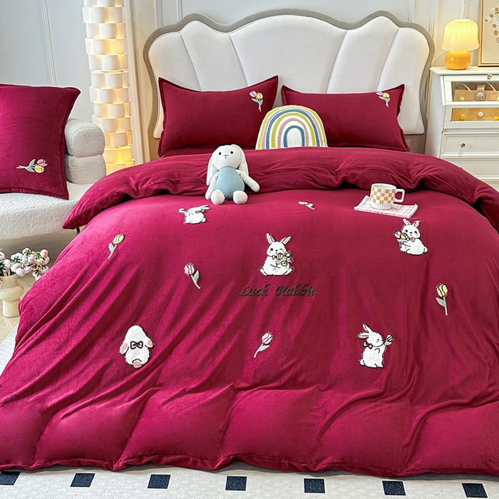 91家纺网 家纺一手货源 找家纺 提花大世界 2025新款宝宝绒绣花款牛奶绒婴儿绒保暖四件套 兔兔花园-酒红