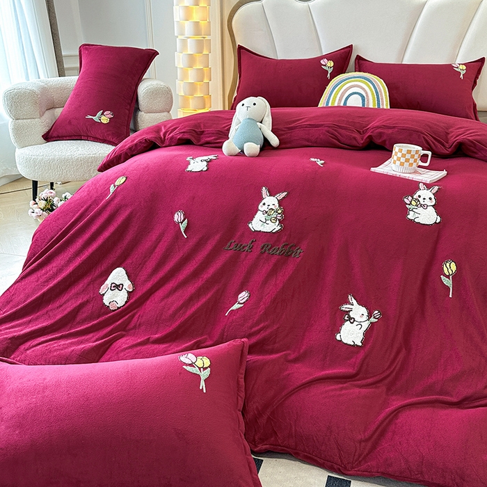 91家纺网 家纺一手货源 找家纺 提花大世界 2025新款宝宝绒绣花款牛奶绒婴儿绒保暖四件套 兔兔花园-酒红