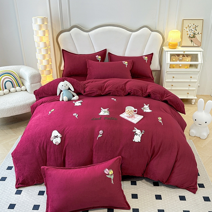 91家纺网 家纺一手货源 找家纺 提花大世界 2025新款宝宝绒绣花款牛奶绒婴儿绒保暖四件套 兔兔花园-酒红