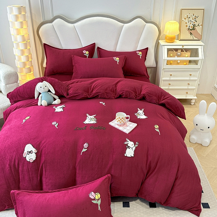 91家纺网 家纺一手货源 找家纺 提花大世界 2025新款宝宝绒绣花款牛奶绒婴儿绒保暖四件套 兔兔花园-酒红