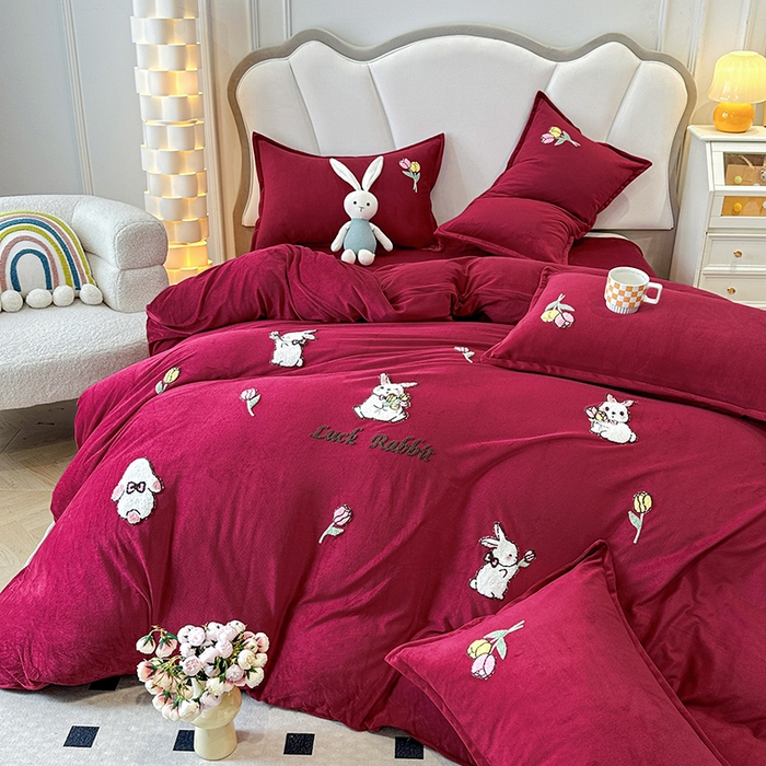 91家纺网 家纺一手货源 找家纺 提花大世界 2025新款宝宝绒绣花款牛奶绒婴儿绒保暖四件套 兔兔花园-酒红