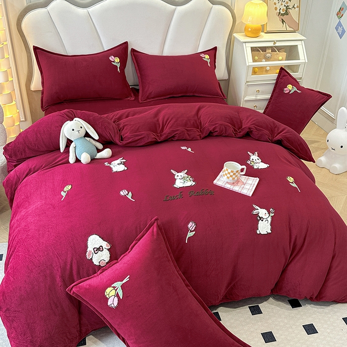 91家纺网 家纺一手货源 找家纺 提花大世界 2025新款宝宝绒绣花款牛奶绒婴儿绒保暖四件套 兔兔花园-酒红